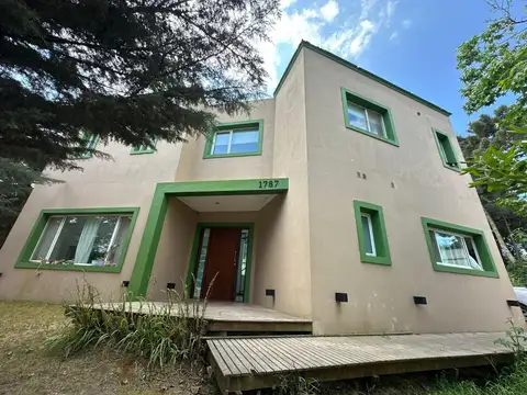 Casa en venta - 3 Dormitorios 2 Baños - Pinamar