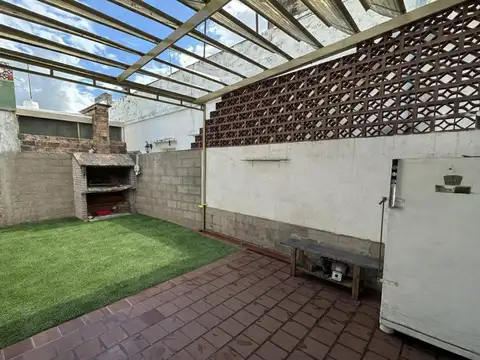 Casa al frente 2 dormitorios y cochera, Rosario