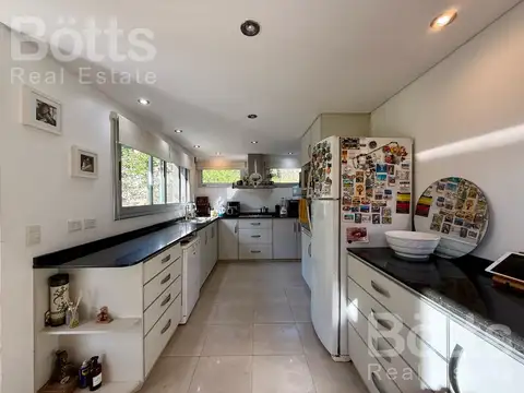 Casa en Venta con 4 cocheras