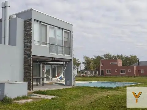 Casa en venta - 4 Dormitorios 4 Baños - Cochera - 11.000Mts2 - San Miguel del Monte