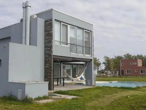 Casa en venta - 4 Dormitorios 4 Baños - Cochera - 11.000Mts2 - San Miguel del Monte