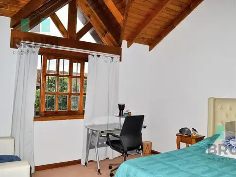 Casa 6 ambientes con 2 baños