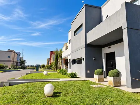 CASA EN DOS PLANTAS C/PILETA CASUARINAS PREMIUM