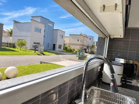 CASA EN DOS PLANTAS C/PILETA CASUARINAS PREMIUM