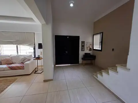 Excelente casa de 4 ambientes s/ lote de 234 m2. 3 Dormitorios. 3 Baños. Garage. Parque. Pileta