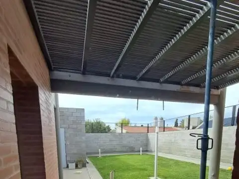 Casa 7 ambientes con 2 baños