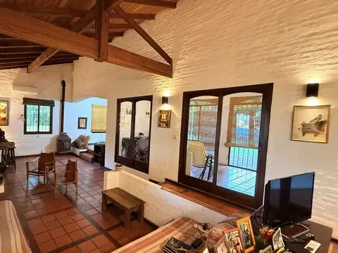 Casa 4 ambientes con 2 baños