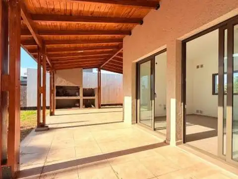 Casa 5 ambientes con 1 baño