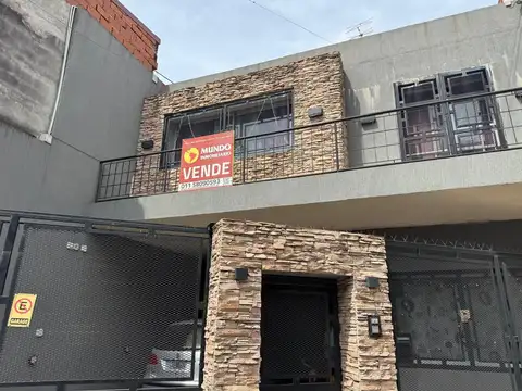 Moderna casa 4 ambientes con fondo libre y piscina.