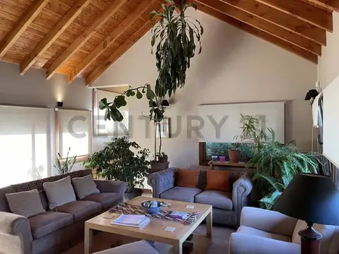 Casa 5 ambientes con 3 baños