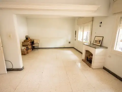 VENTA Solida propiedad de dos plantas y patio.