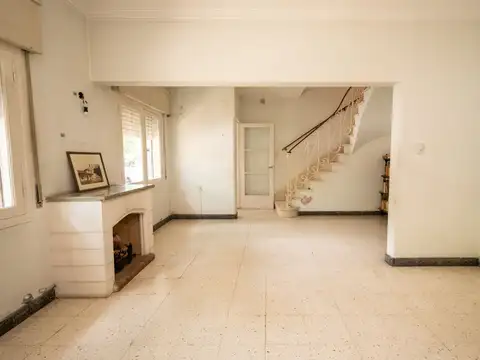 VENTA Solida propiedad de dos plantas y patio.