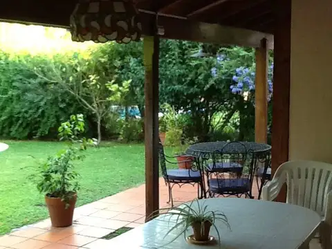 Casa 10 ambientes con 2 baños