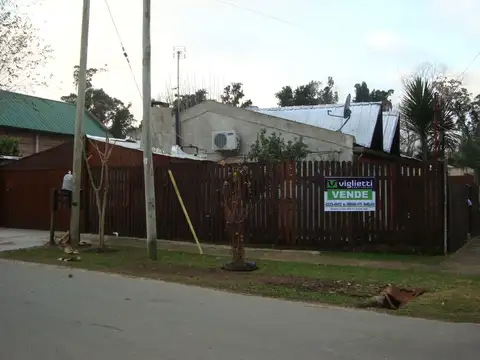 CHALET CON CERCO DE MADERA Bº LAS HERMANAS, GUTIERREZ.