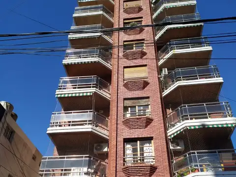 MORON CENTRO-SEMIPISO DE 3 AMB AMPLIO- BALCON AL OESTE Y AL SUR-COCINA SEPARADA-COCHERA CUBIERTA