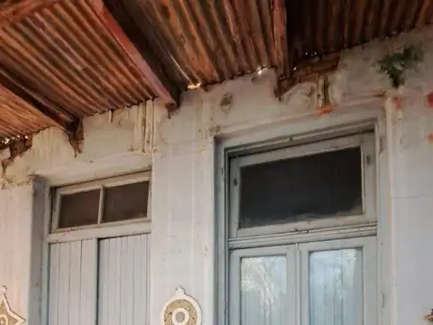 "CASA A DEMOLER CON BUEN TERRENO"