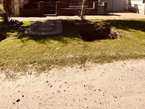 Casa en venta - 2 Dormitorios 1 Baño - Cochera - 216Mts2 - Las Flores