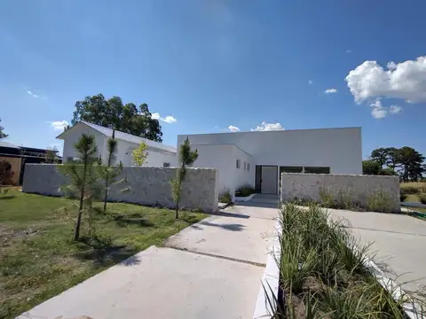 AUR. Venta Casa 4 ambientes a estrenar sobre Lote de 1532 M2. Pinares Country Club. Exaltacion de la Cruz