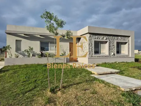 Venta de hermosa casa en Barrio Santa Sofía, Pilar del Este
