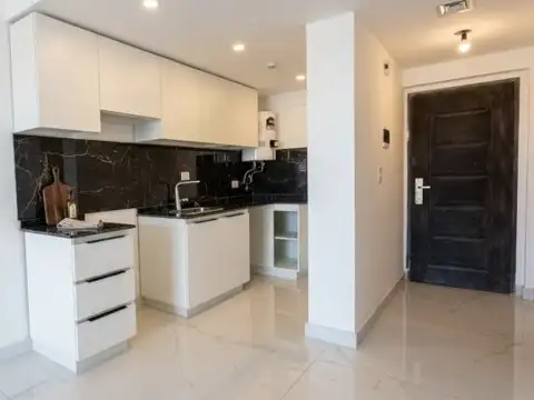 UN DORMITORIO CON AMENITIES