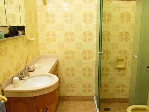 Casa con Local en Venta sobre Patricio Diez