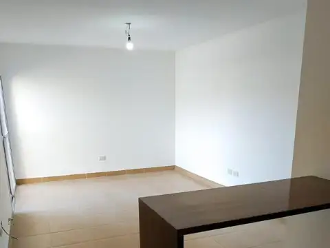 Dto 2 amb. lateral en 1* piso x escalera Muy Luminoso