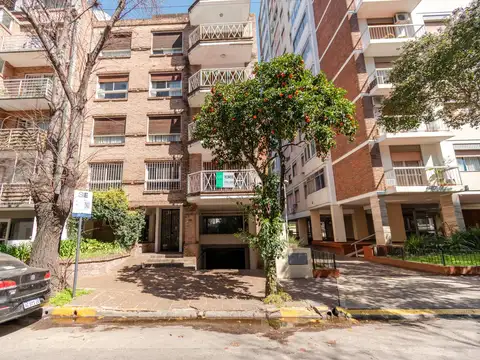 Cómodo piso en venta con cochera, en el centro de Martínez, edificio de pocas unidades.
