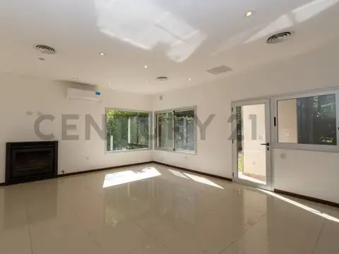 Casa en Venta con 3 cocheras