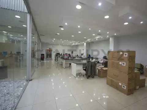 Oficina 10 ambientes con 4 baños