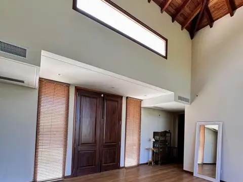 Casa en Alquiler con 6 cocheras