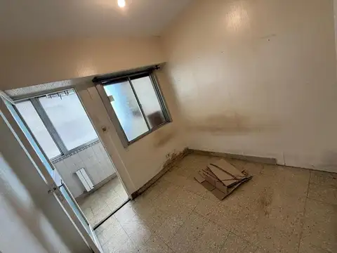3 AMBIENTES CON DEPCIAS DE SERVICIO SOBRE AV. MITRE