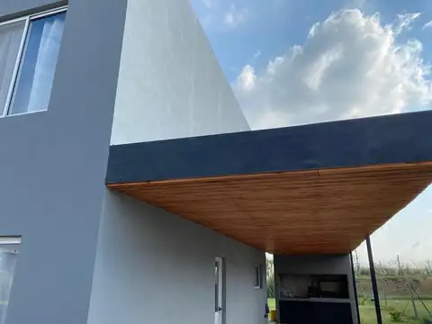 Venta de casa dos plantas San Sebastian,Area 10 Apto Credito