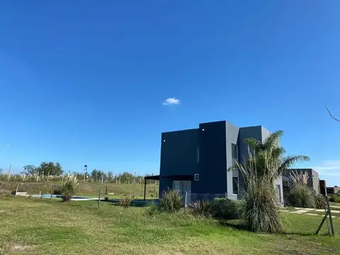 Venta de casa dos plantas San Sebastian,Area 10 Apto Credito