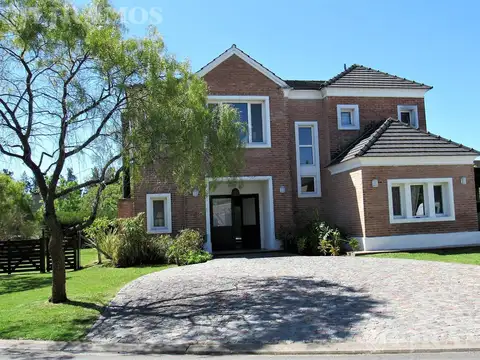 Casa en Venta con 3 cocheras