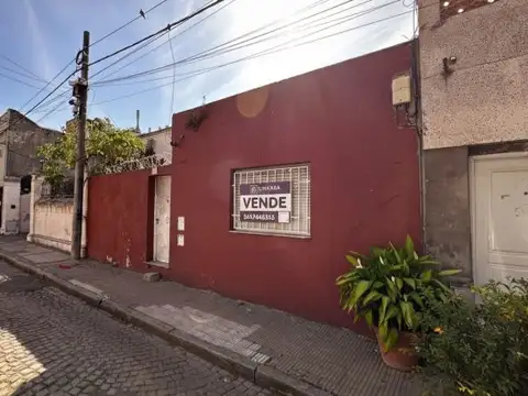 Casa con potencial en ubicación estratégica de barrio Lourdes