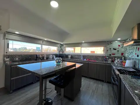 Casa en Venta con 6 cocheras