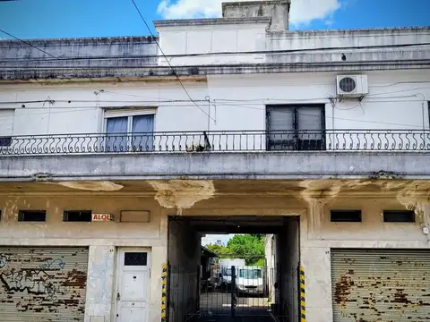 Venta en block, locales, galpón, garaje y vivienda