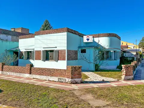 CASA 4 AMB - LOTE PROPIO ESQUINA - GARAGE - PARQUE