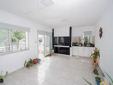 CASA EN VENTA 3 DORMITORIOS, COCHERA Y QUINCHO