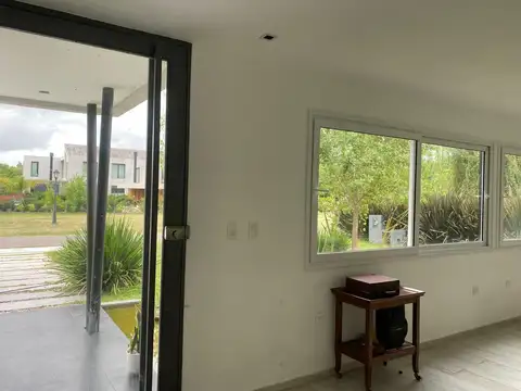 Casa en Venta con 3 cocheras