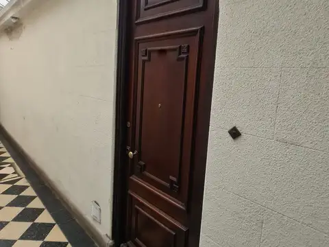 Córdoba al 1600 entre R. Peña y Montevideo Recoleta. Planta baja interno. Muy luminoso. PH Reciclado a nuevo. Superficie 52 m2 totales y cubiertos. 2 plantas. 3 ambientes. 2 dormitorios. 2 baños completos. Patio techado con techo rebatible. Bajas expensas