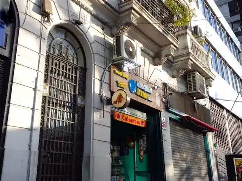 Av. Córdoba al 1600 entre R. Peña y Montevideo, Barrio Norte. Planta baja. PH. 52 m2. 2 plantas. 3 ambientes. 2 dormitorios. 2 baños completos. Patio techado con techo rebatible. Reciclado a nuevo