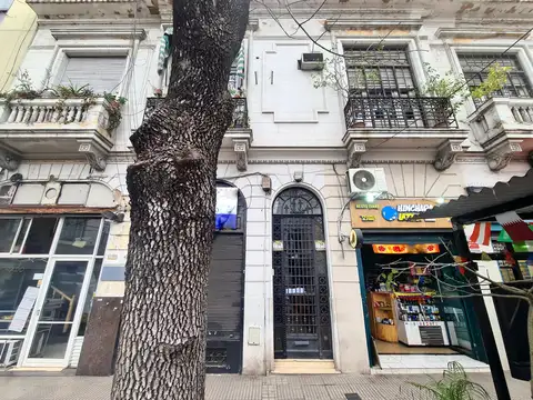 Córdoba al 1600 entre R. Peña y Montevideo Recoleta. Planta baja interno. Muy luminoso. PH Reciclado a nuevo. Superficie 52 m2 totales y cubiertos. 2 plantas. 3 ambientes. 2 dormitorios. 2 baños completos. Patio techado con techo rebatible. Bajas expensas