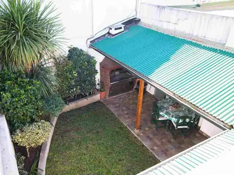 Venta casa con jardín y terraza V Pueyrredon 