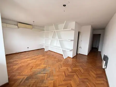 Departamento con cochera y patio - Pichincha!