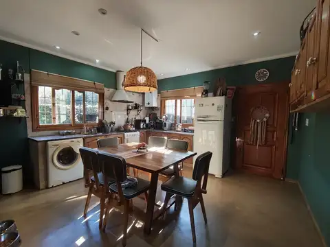 Casa 4 ambientes con 2 baños