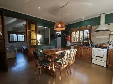 Venta de Casa 4 Ambientes en Ezpeleta Este con Quincho y Terraza