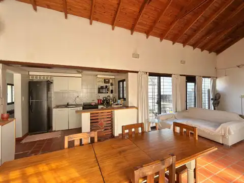 Casa en venta 2 dormitorios con jardín y cochera