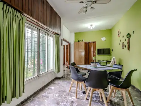 Casa 4 ambientes con 2 baños