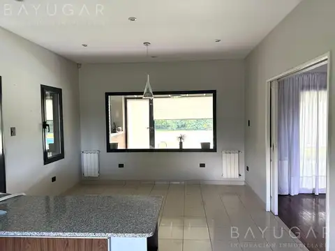 Casa 4 ambientes con 2 baños